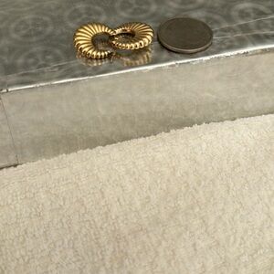 Just grab this hugger, beautiful shrimp style 14kt solid yellow gold